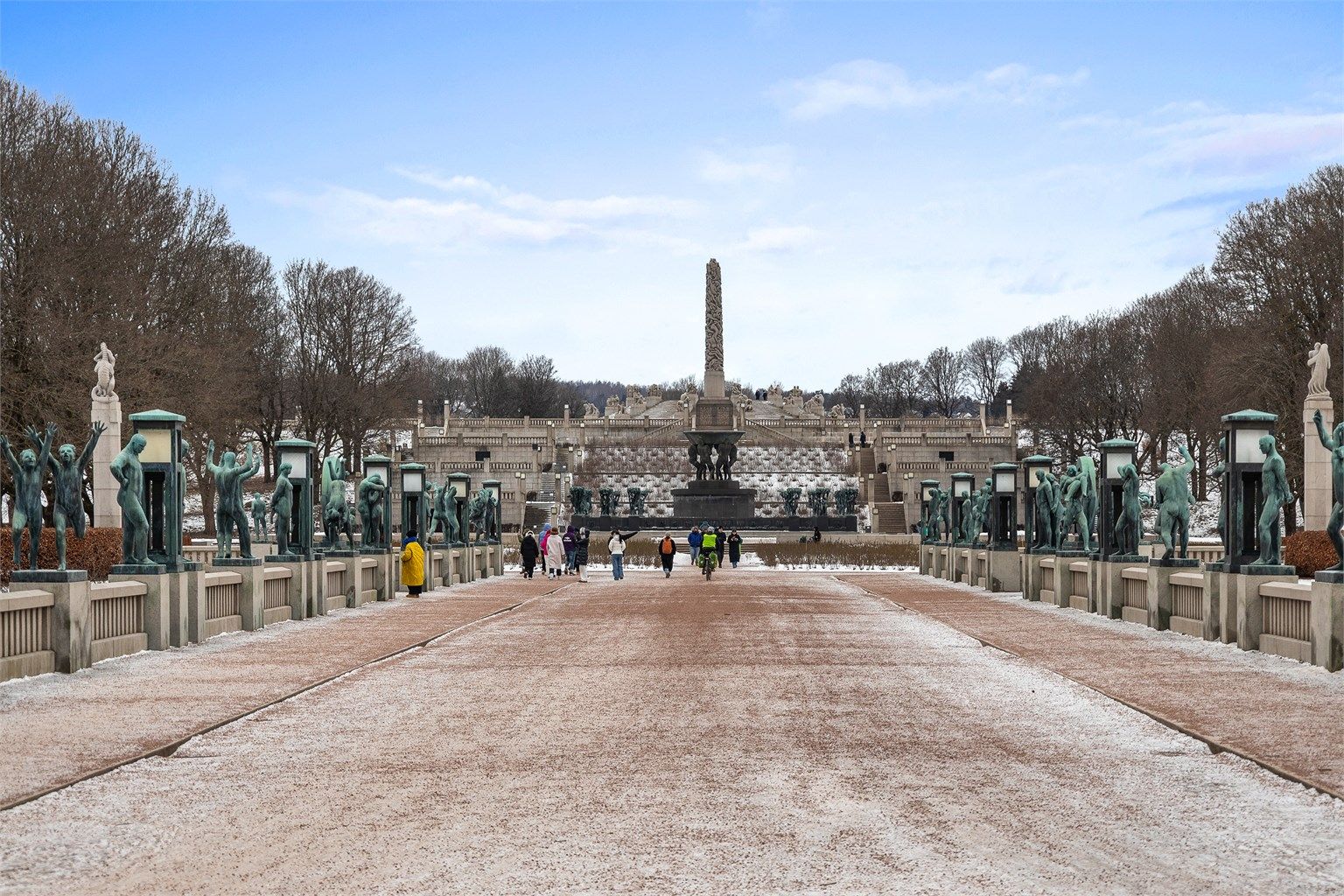 I Vigelandsparken er et av høydepunktene "Monolitten" som er hugget ut av én stor steinsøyle og som ruver 17 meter over bakken.