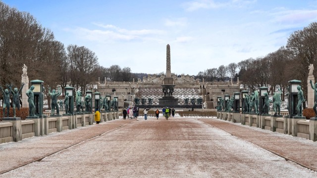 I Vigelandsparken er et av høydepunktene "Monolitten" som er hugget ut av én stor steinsøyle og som ruver 17 meter over bakken.