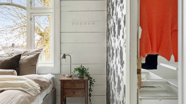 Tilhørende walk-in closet er innredet med et fleksibelt hyllesystem.