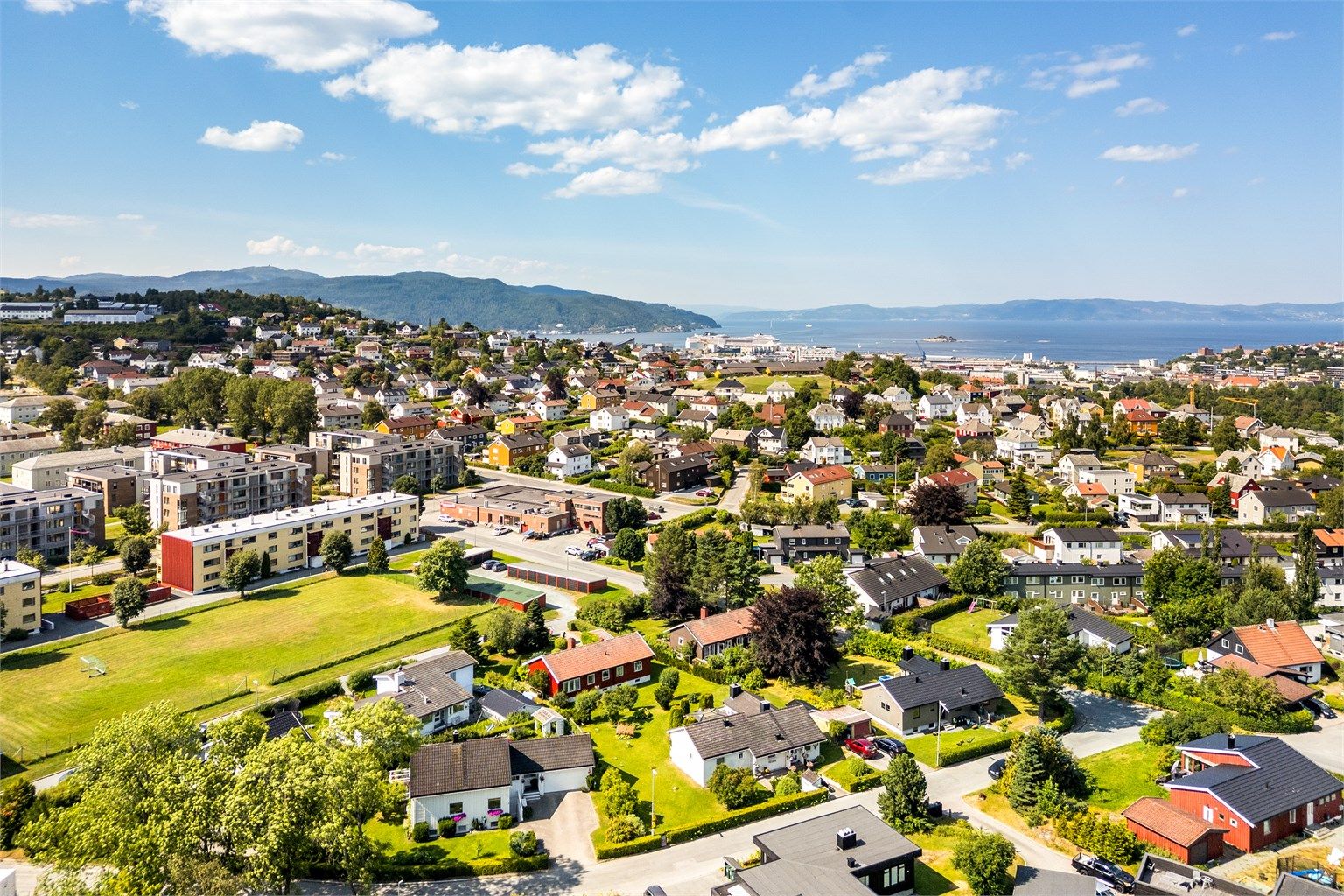  I tillegg er det fine grøntområder, balløkker og turmuligheter i nærområdet. En kort tur unna finner du Lade og Ladestien, hvor du kan nyte flotte turer langs sjøen og besøke hyggelige serveringssteder langs veien.