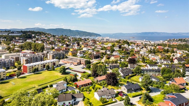 I tillegg er det fine grøntområder, balløkker og turmuligheter i nærområdet. En kort tur unna finner du Lade og Ladestien, hvor du kan nyte flotte turer langs sjøen og besøke hyggelige serveringssteder langs veien.
