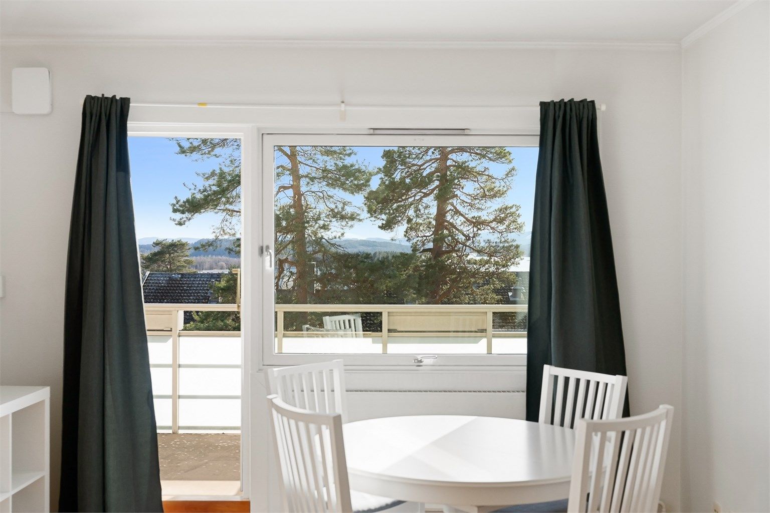 Fra stuen er det direkte utgang til balkongen.