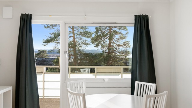 Fra stuen er det direkte utgang til balkongen.