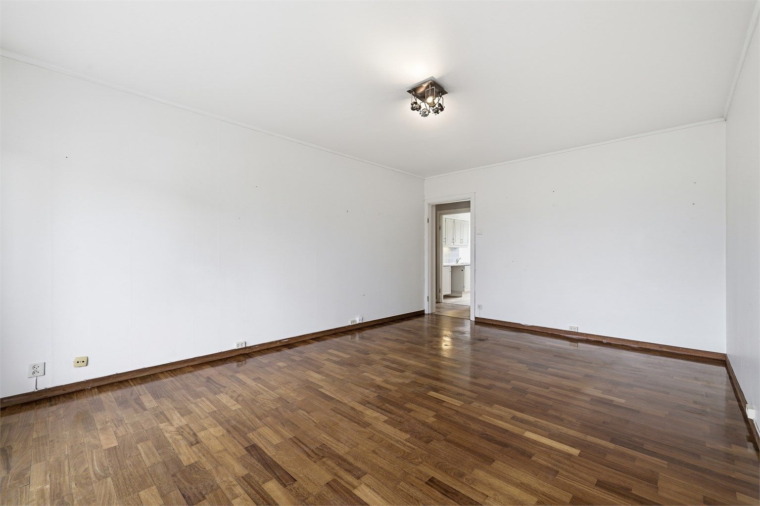 Stuen er romslig, med god plass til både sofagruppe og spisebord.