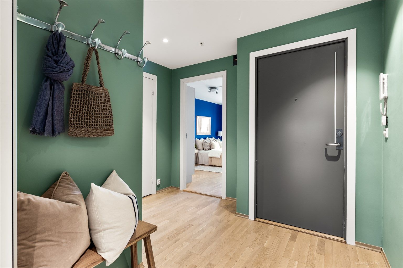 Entré med dørcallinganlegg som har åpnerfunksjon og skyvedørsgarderobe.