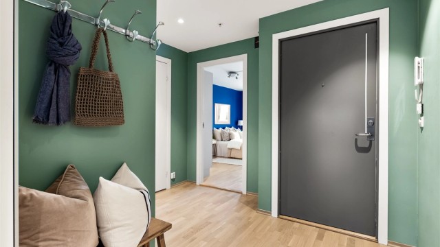 Entré med dørcallinganlegg som har åpnerfunksjon og skyvedørsgarderobe.