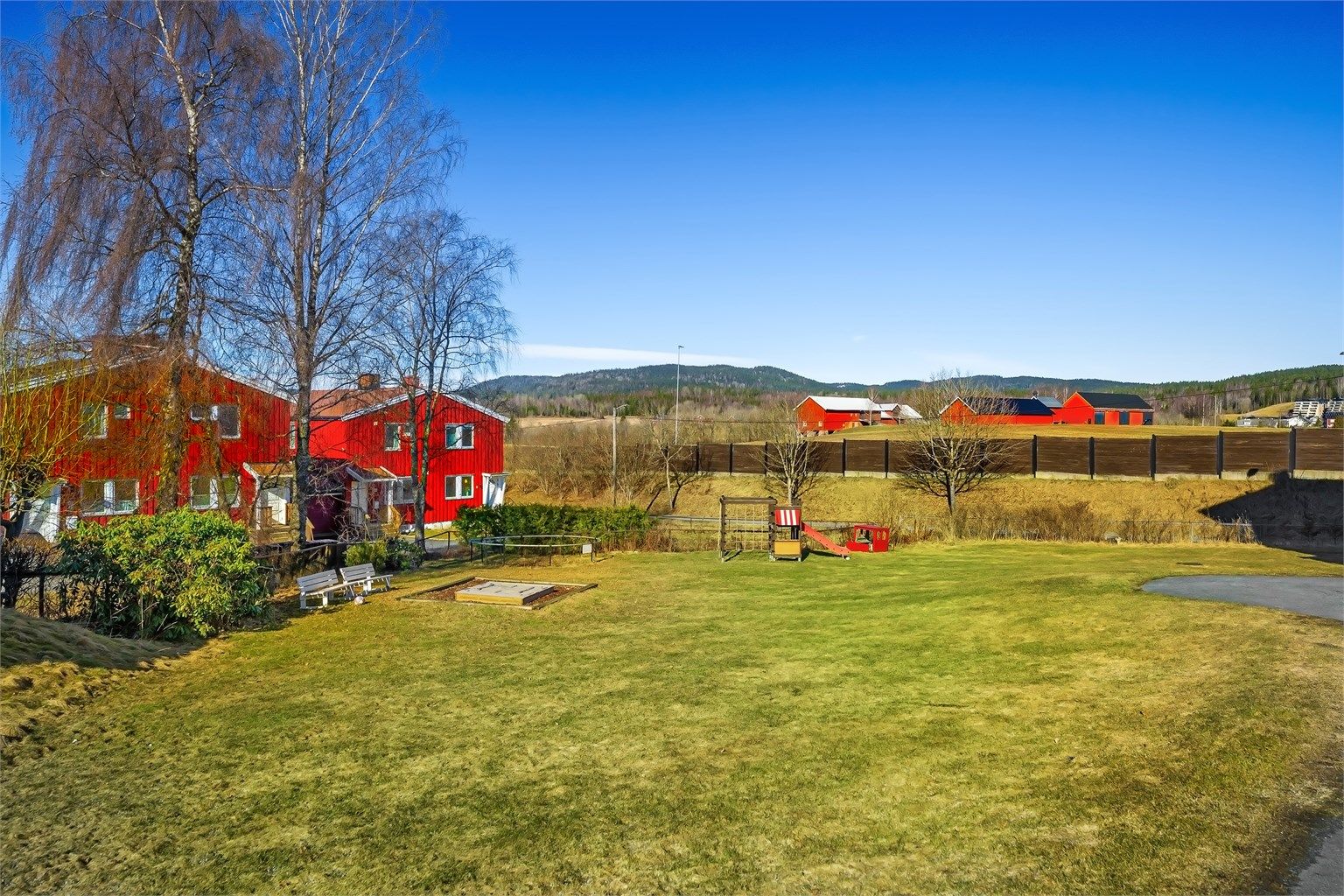 Gåavstand til Eiksmarka Tennisklubb med 6 baner. Golfentusiaster vil sette pris på nærheten til Haga Golfklubb (27 hull), Grini Golfklubb (9 hull) og Oslo Golfklubb ved Bogstad