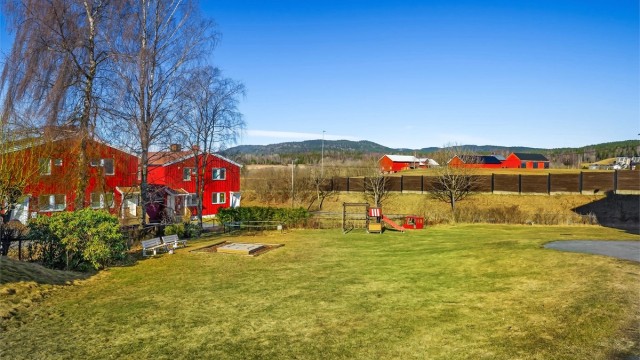 Gåavstand til Eiksmarka Tennisklubb med 6 baner. Golfentusiaster vil sette pris på nærheten til Haga Golfklubb (27 hull), Grini Golfklubb (9 hull) og Oslo Golfklubb ved Bogstad