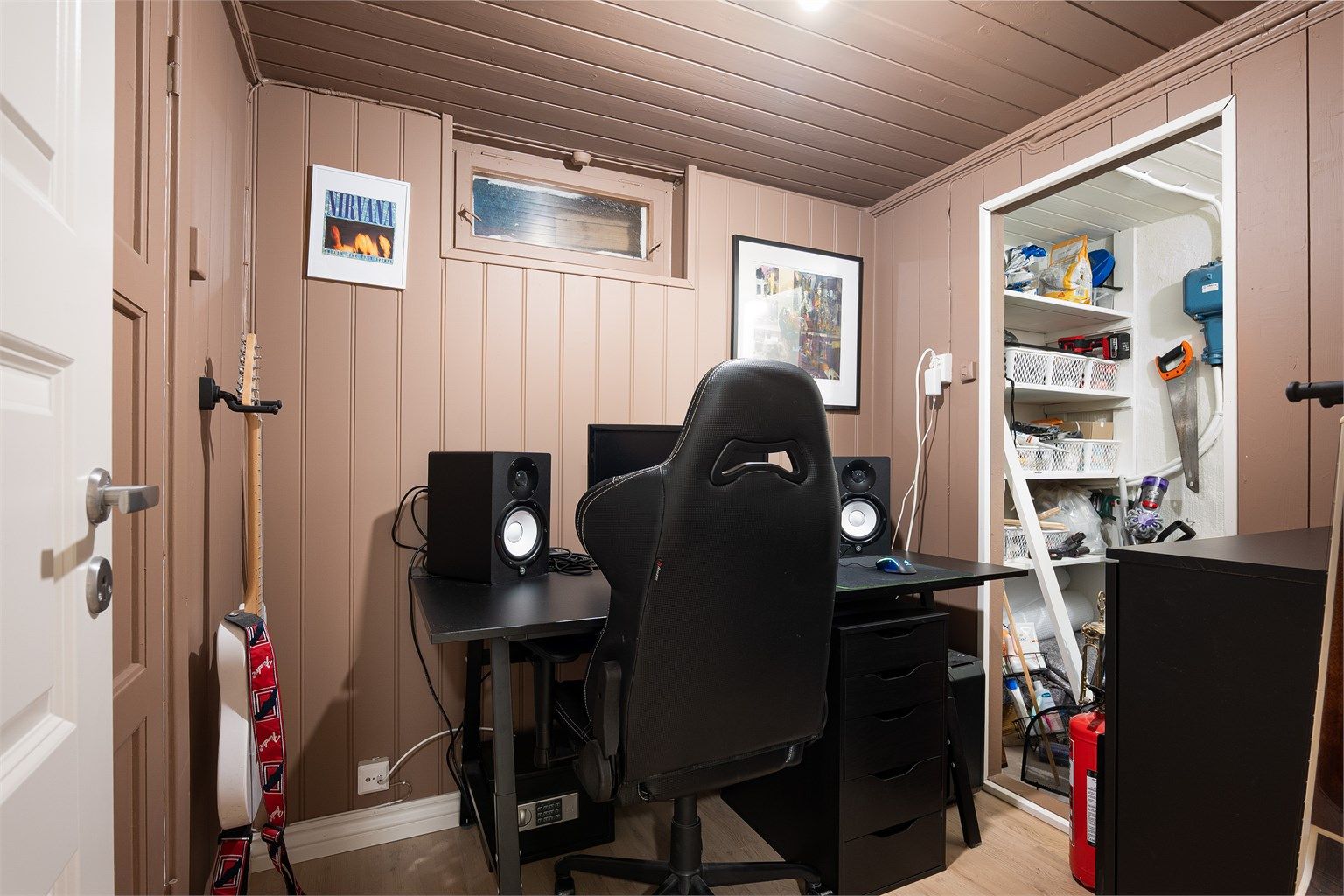 Tre boder er tilknyttet vaskerommet. Den største benyttes i dag som gaming-rom.