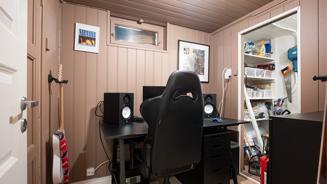 Tre boder er tilknyttet vaskerommet. Den største benyttes i dag som gaming-rom.