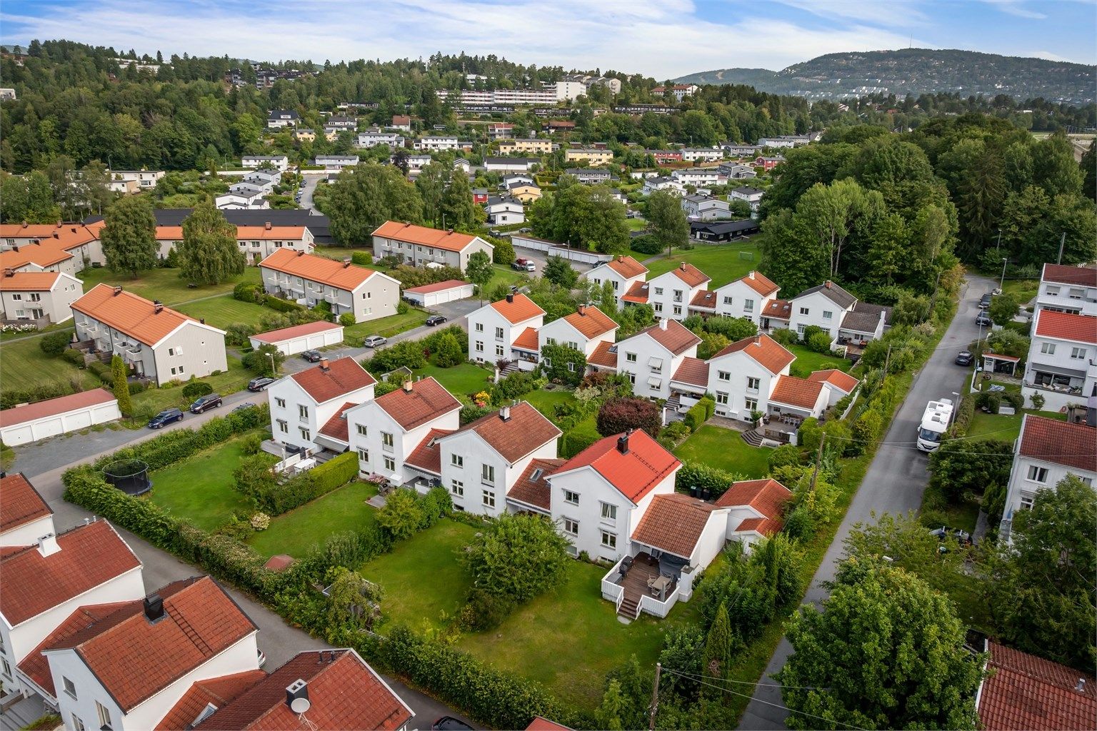 Fra boligen er det kort vei til Østerås T-banestasjon for enkel reise til Oslo sentrum.