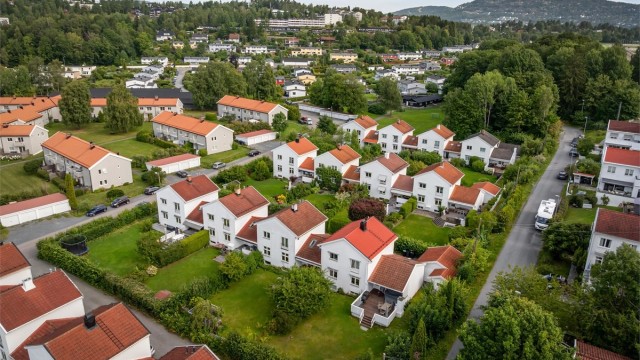 Fra boligen er det kort vei til Østerås T-banestasjon for enkel reise til Oslo sentrum.