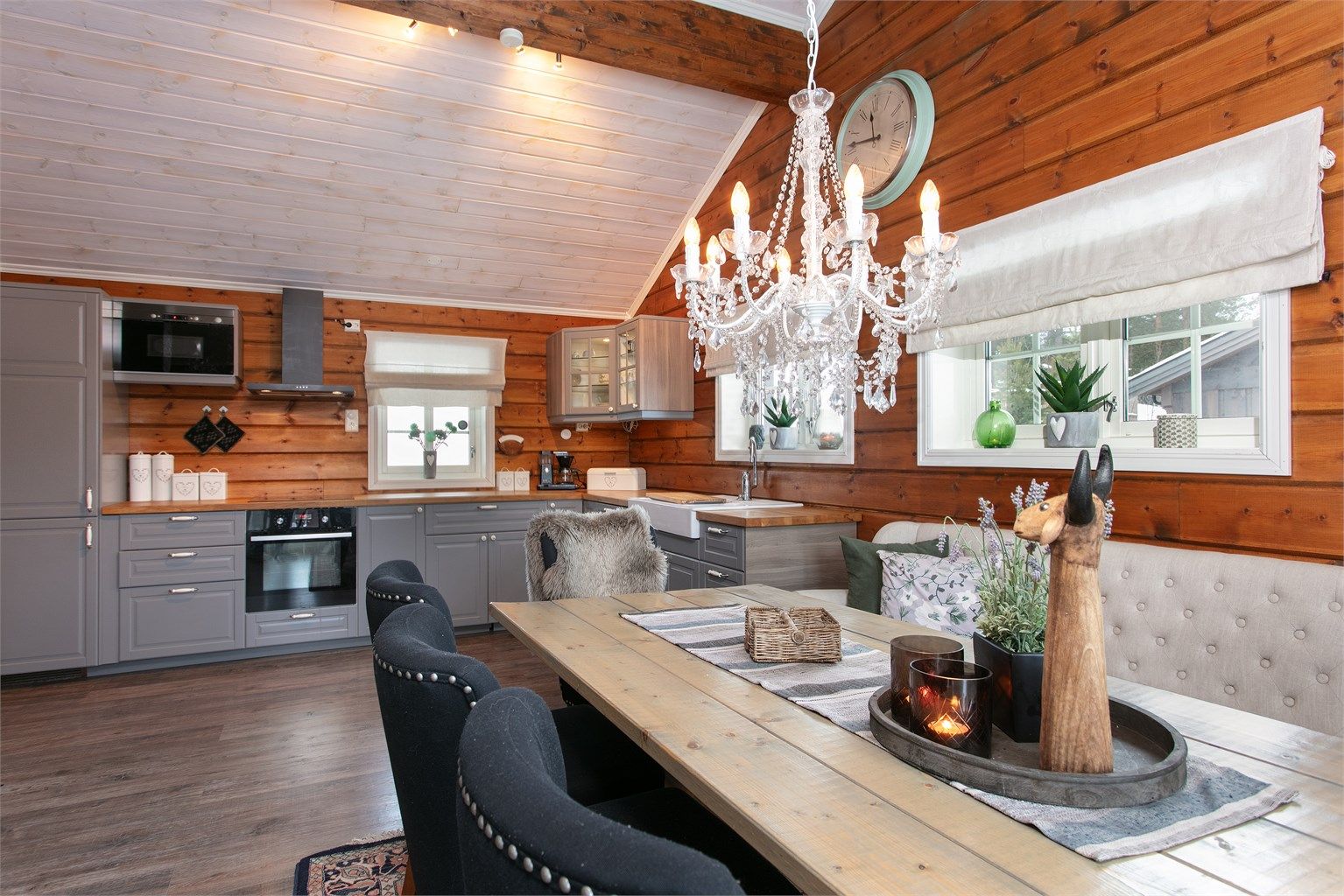 Stor og romslig kjøkken og spisestue med god takhøyde