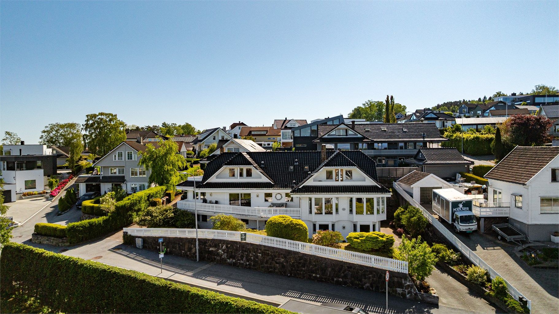 Auglendsbakken 32, Hel vertikaldelt tomannsbolig m/3 kjøkken, 5 sov, 5 bad, like ved Vaulen skole. Her kan man bo selv, leie ut deler av boligen eller eventuelt seksjonere om man får tillatelse fra kommunen.  