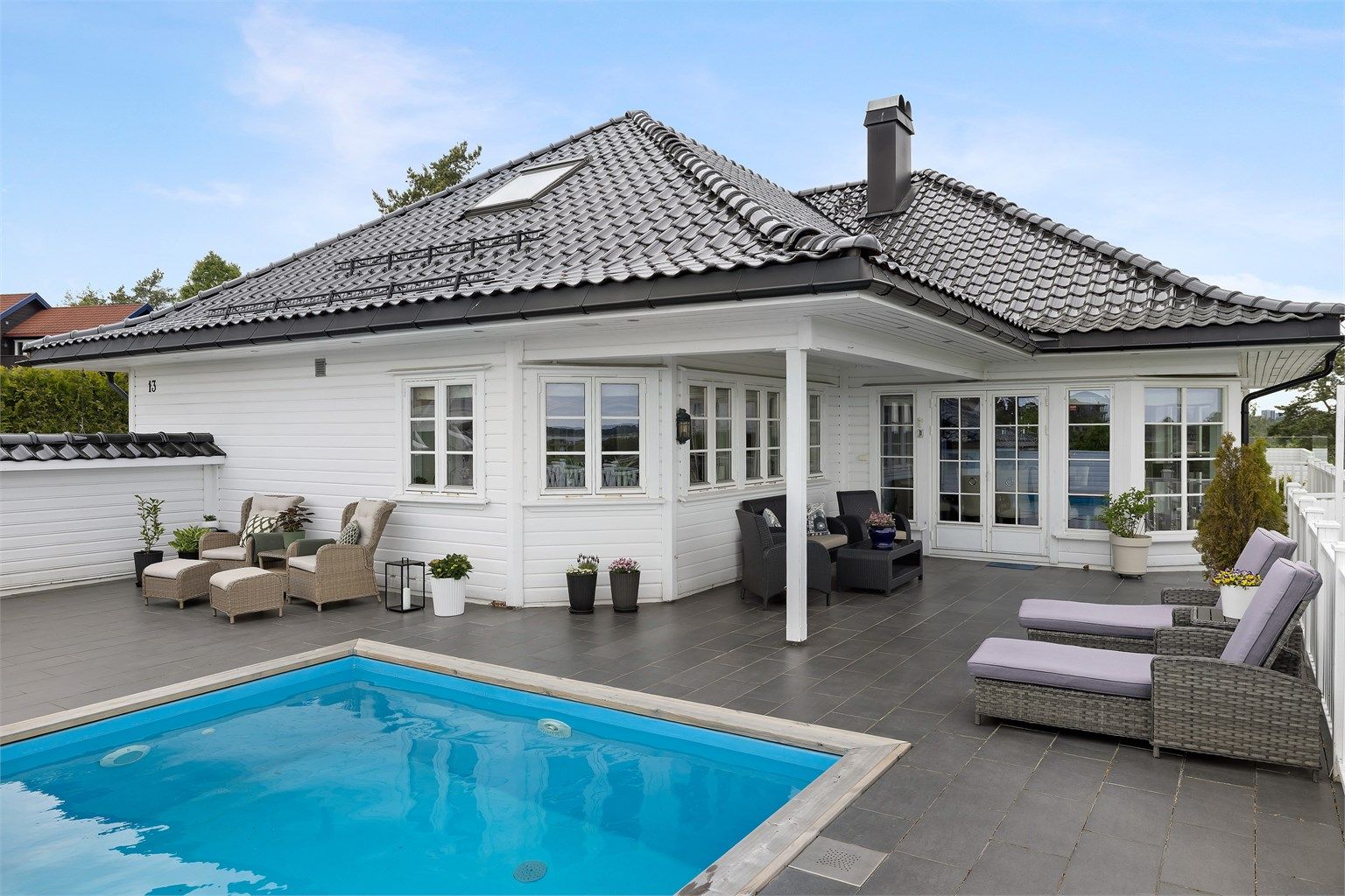 Flott uteareal med svømmebasseng, flere forskjellige sitteplasser, godt med sol og ikke minst utsikt. 