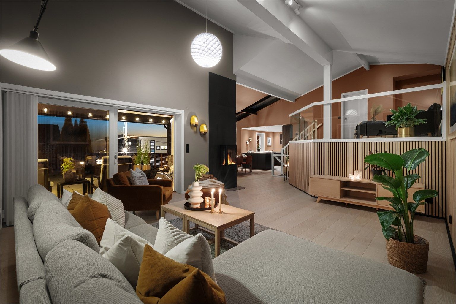 Boligen byr på en åpen og gjennomtenkt planløsning der stue, spisestue og kjøkken flyter sømløst sammen i ett stort og luftig oppholdsrom. 