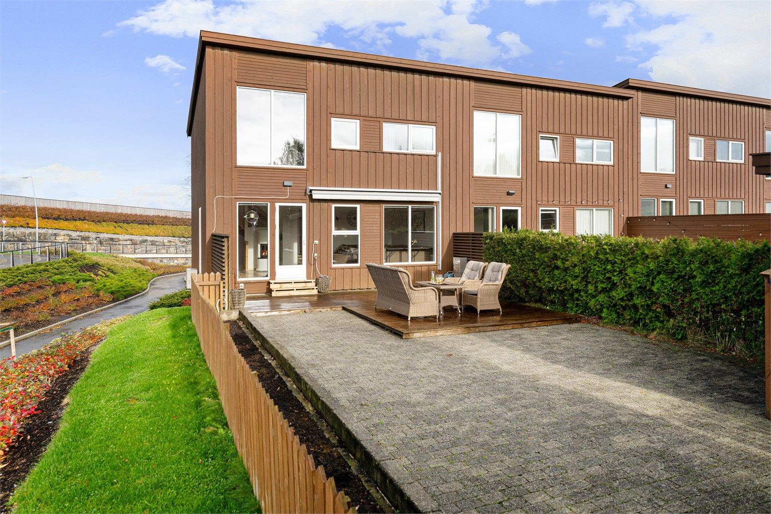 Familievennlig og attraktiv beliggenhet på Smeaheia, med kort gangavstand til barnehager og skoler