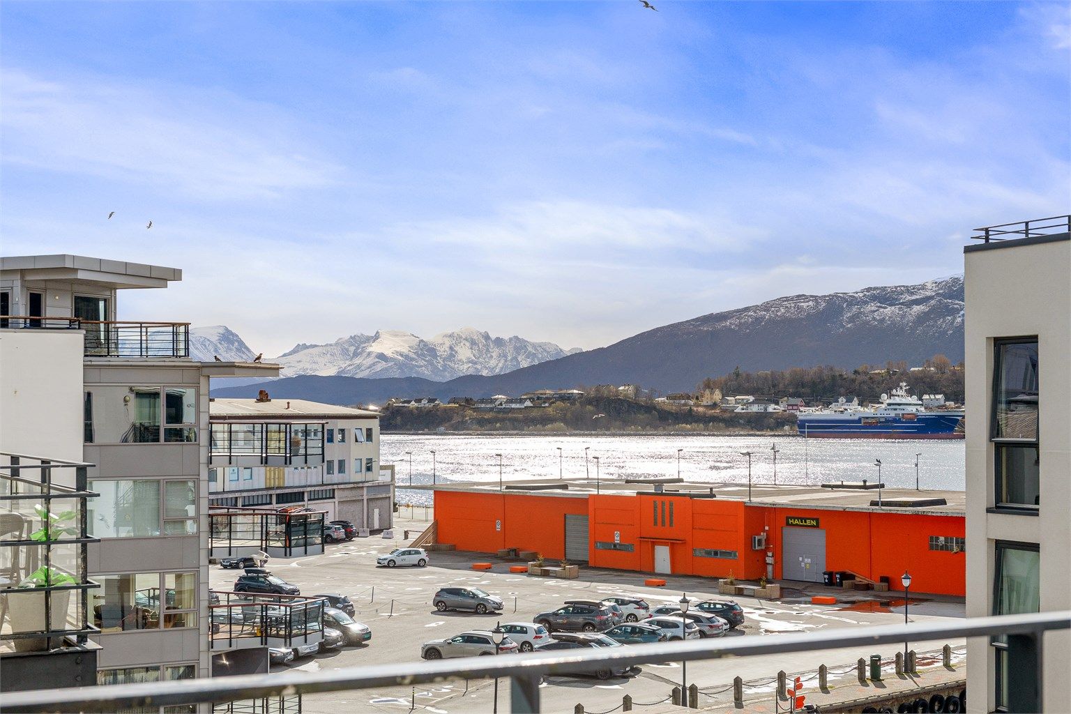 Fra leiligheten ser man utover havnebassenget og mot de snøkledde Sunnmørsalpene