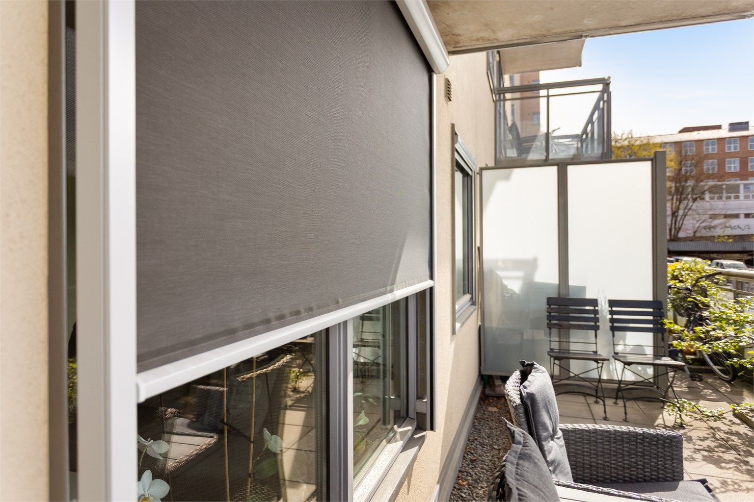 Alle vinduer og balkongdør fikk ny, utvendig solskjerming i 2025, som gir effektiv solkontroll på varme dager.