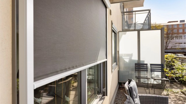 Alle vinduer og balkongdør fikk ny, utvendig solskjerming i 2025, som gir effektiv solkontroll på varme dager.