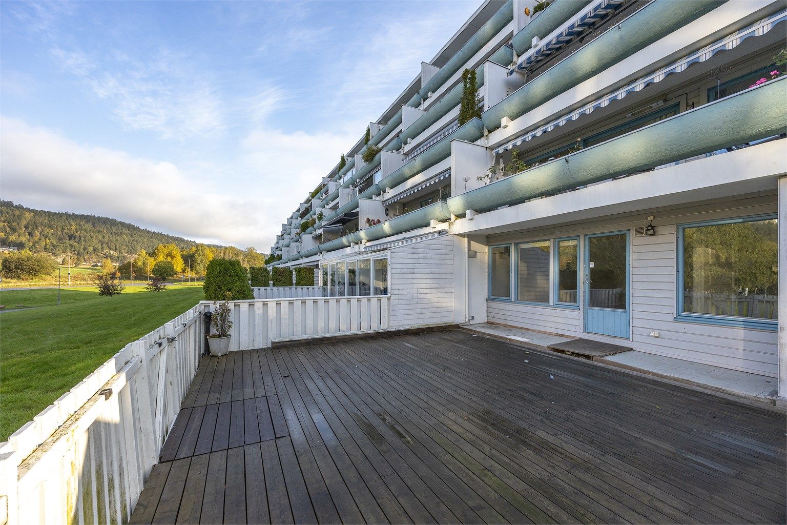 Terrassen er av god størrelse med plass til ønsket utemøblement, og har god plass til å møblere i soner.