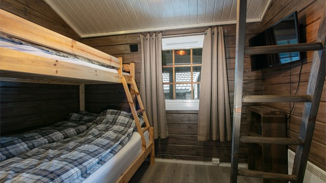 Begge soverommene har plassbygde hemser med stigeadkomst for ekstra soveplasser.