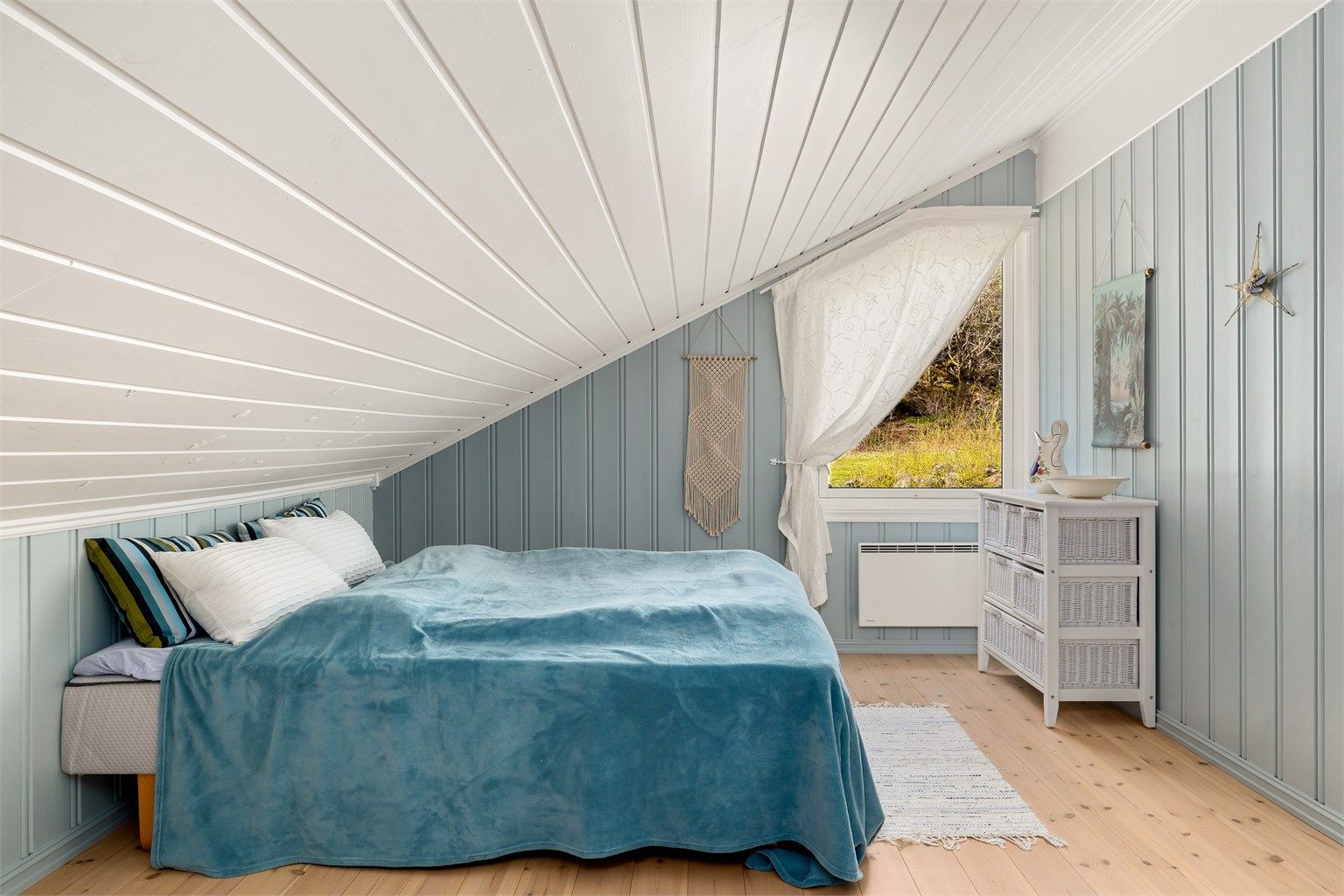 Det siste soverommet i 2. etasje har også utsikt mot vest, dobbeltseng og rikelig med plass til flere madrasser ved behov. Perfekte for storfamilien.