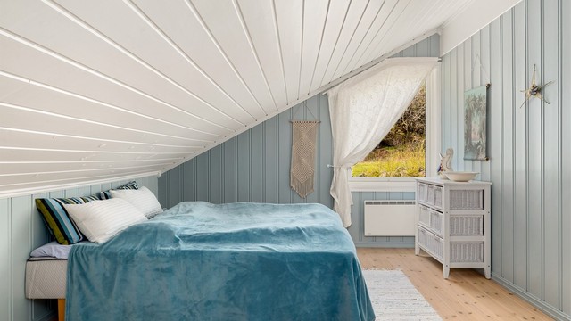Det siste soverommet i 2. etasje har også utsikt mot vest, dobbeltseng og rikelig med plass til flere madrasser ved behov. Perfekte for storfamilien.