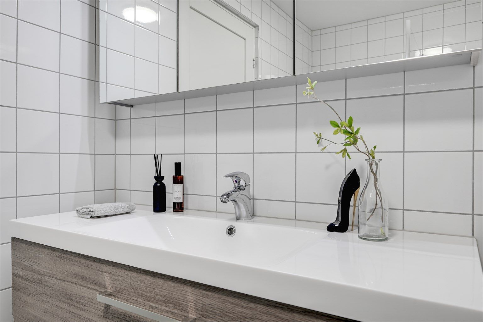 Innredning med nedfelt servant og god oppbevaringsplass i skuffer.