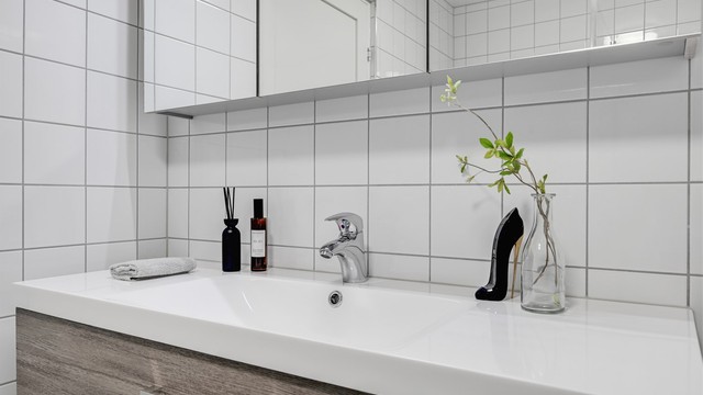 Innredning med nedfelt servant og god oppbevaringsplass i skuffer.