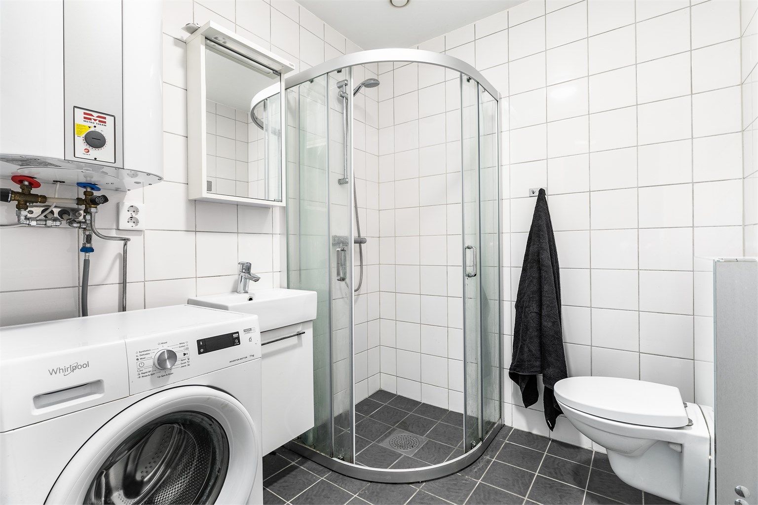 På badet er gulv og vegger flislagt, i gulvet er det også varme. Vaskemaskin medfølger.