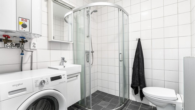 På badet er gulv og vegger flislagt, i gulvet er det også varme. Vaskemaskin medfølger.