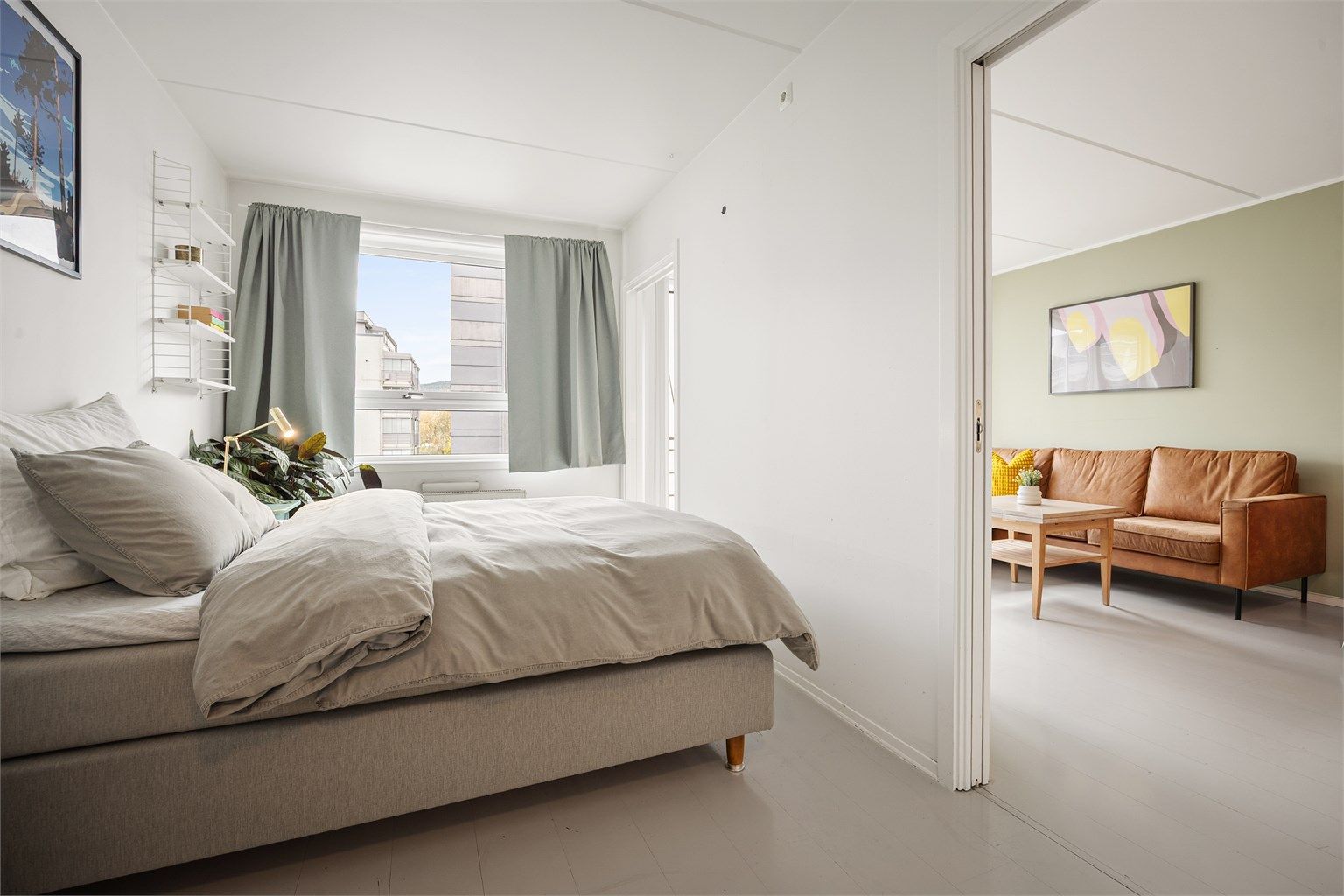 To skyvedører inn til soverommet.