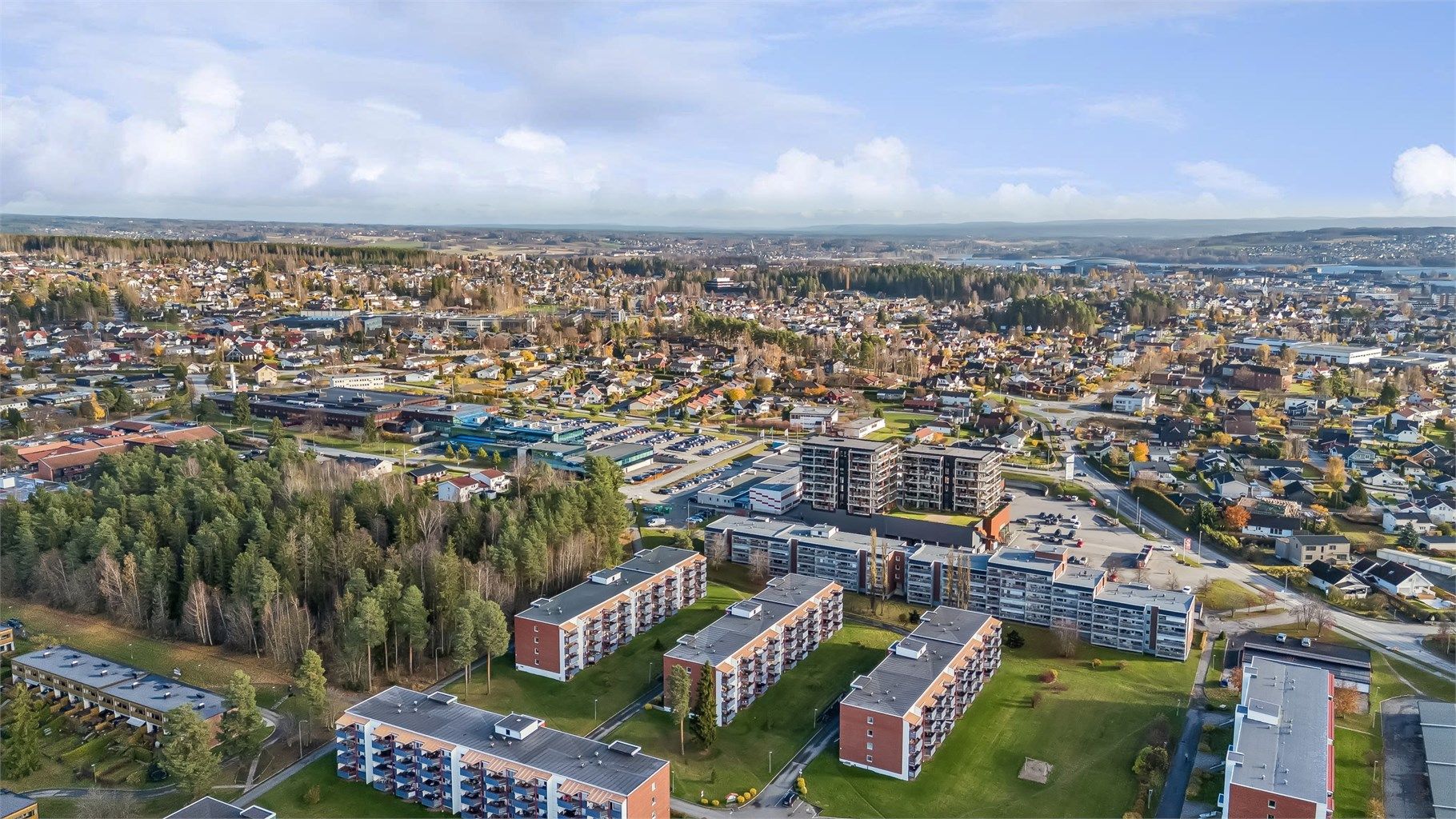 Bussholdeplass i nærheten gjør det enkelt å benytte kollektivtransport, og Mjøsa og Furuberget byr på fine muligheter for turer og rekreasjon.