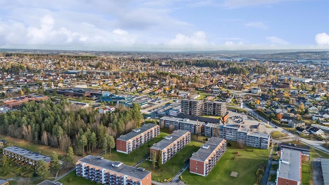Bussholdeplass i nærheten gjør det enkelt å benytte kollektivtransport, og Mjøsa og Furuberget byr på fine muligheter for turer og rekreasjon.