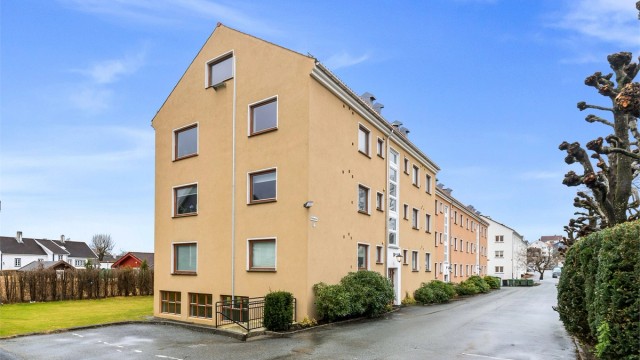 Boligen ligger i et veletablert og sentralt boligområde i nærheten av Stavanger sentrum.