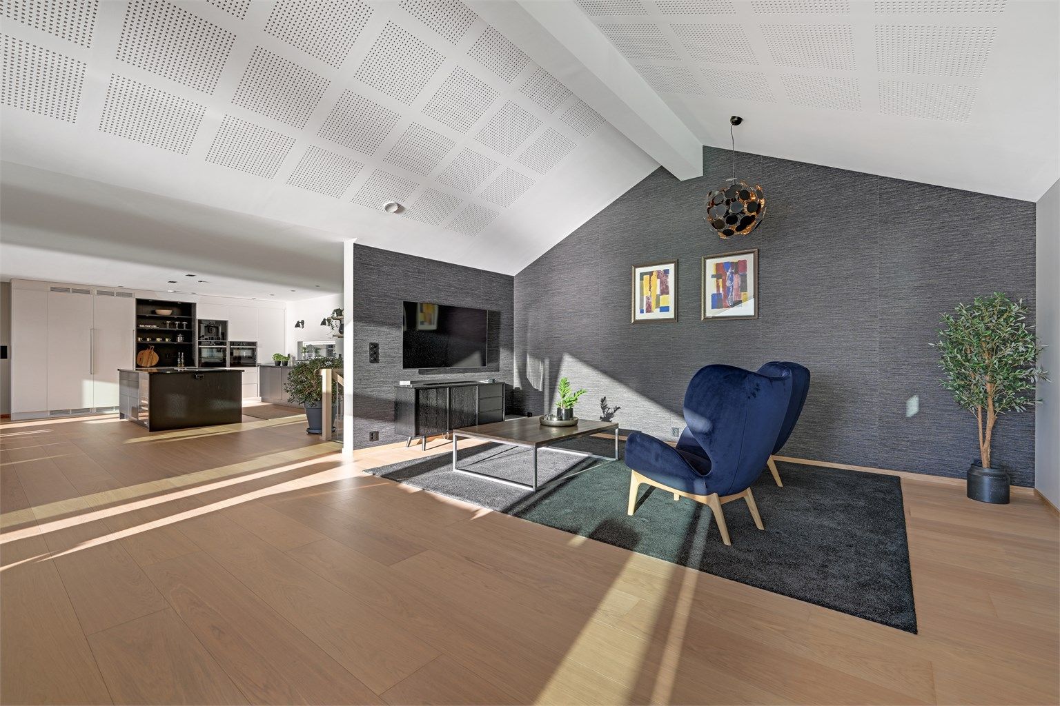 Innvendig er det gulv av parkett, behandlet betong, fliser og laminat/belegg. Vegger og innvendige tak har malte plater. Deler av taket i stuen er utført med akustisk dempende takplater i malt gips.