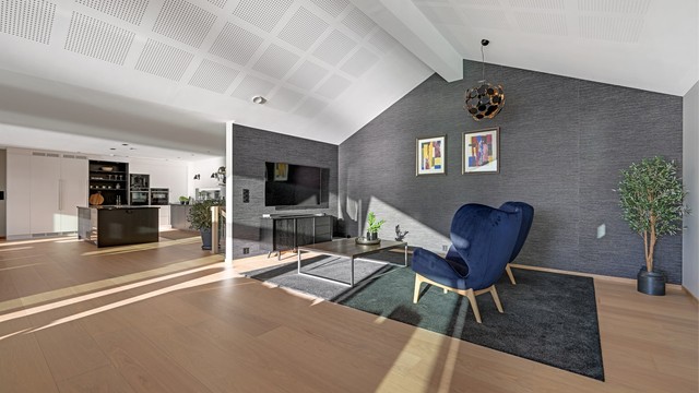 Innvendig er det gulv av parkett, behandlet betong, fliser og laminat/belegg. Vegger og innvendige tak har malte plater. Deler av taket i stuen er utført med akustisk dempende takplater i malt gips.