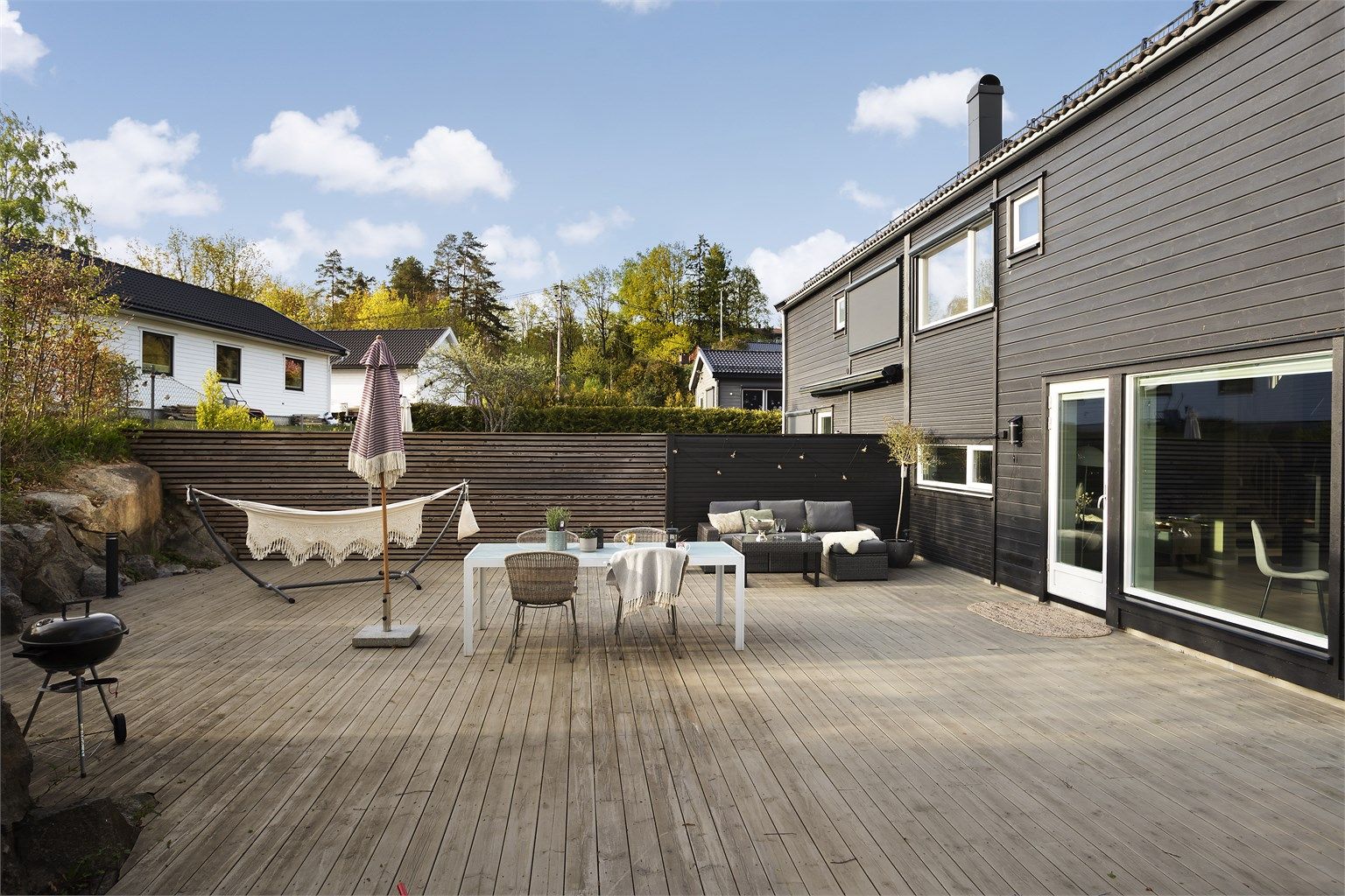 Her får du en moderne og innholdsrik halvpart av en tomannsbolig fra 2019, med balansert ventilasjon og smarthusløsning.
