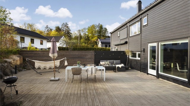 Her får du en moderne og innholdsrik halvpart av en tomannsbolig fra 2019, med balansert ventilasjon og smarthusløsning.