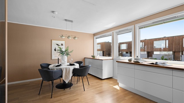 Det er også plass til spisebord ved kjøkken.
Det er store vindusflater på kjøkken, som gjør det ekstra lyst og åpent. Utsyn mot vest .