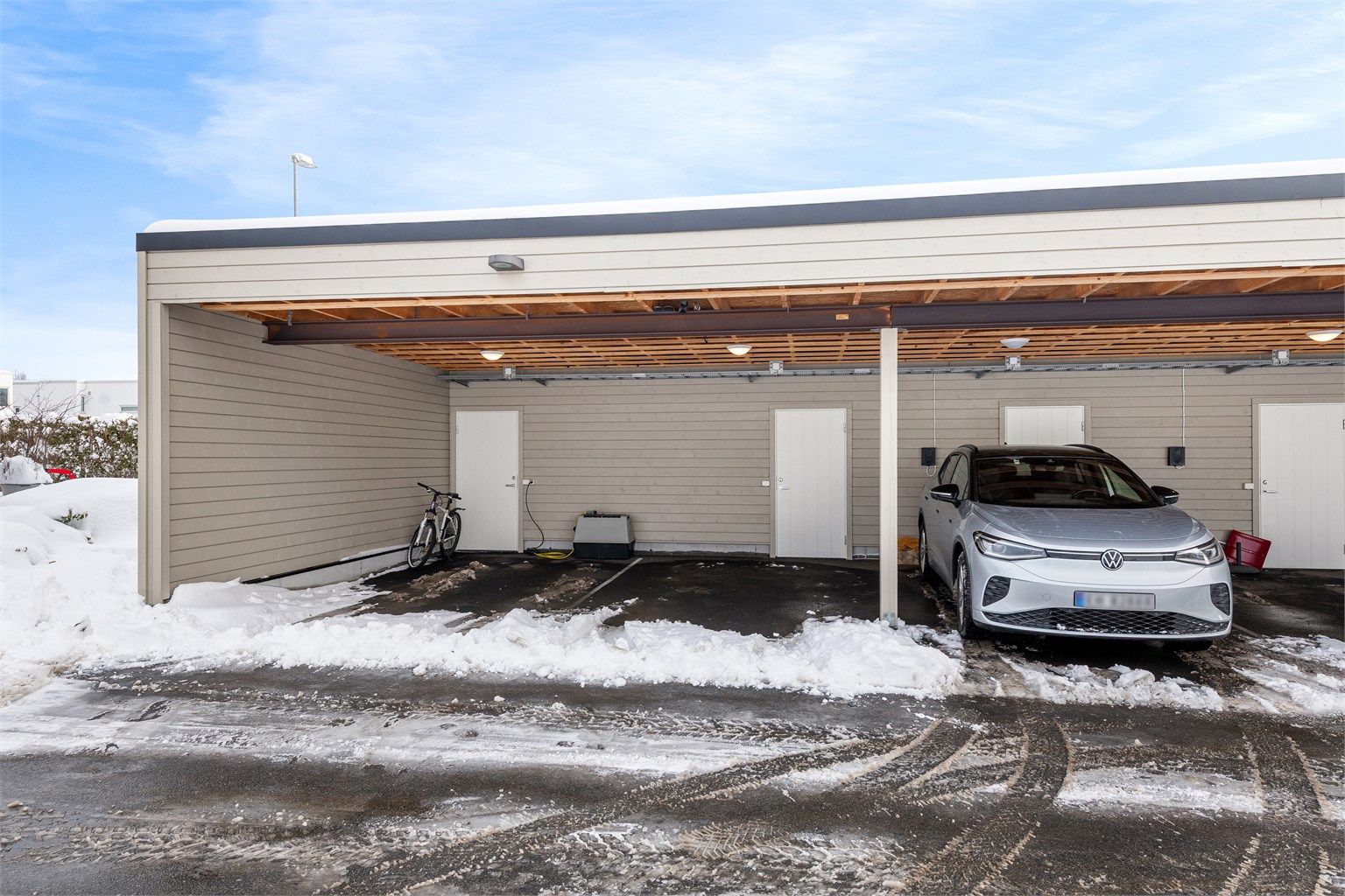I bakkant av carporten er det en praktisk sportsbod på 5 m², og det er mulighet for elbillading.