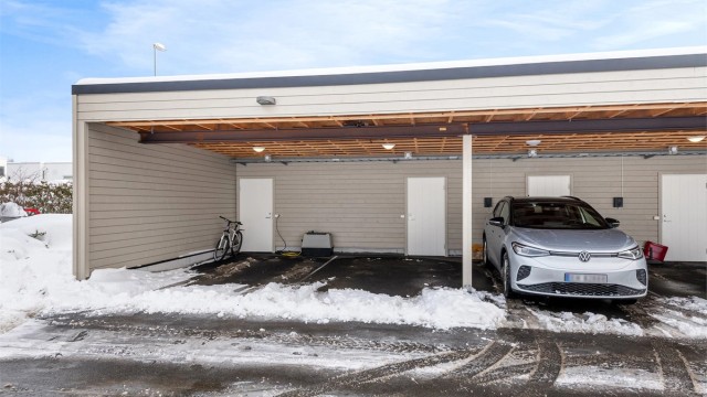 I bakkant av carporten er det en praktisk sportsbod på 5 m², og det er mulighet for elbillading.
