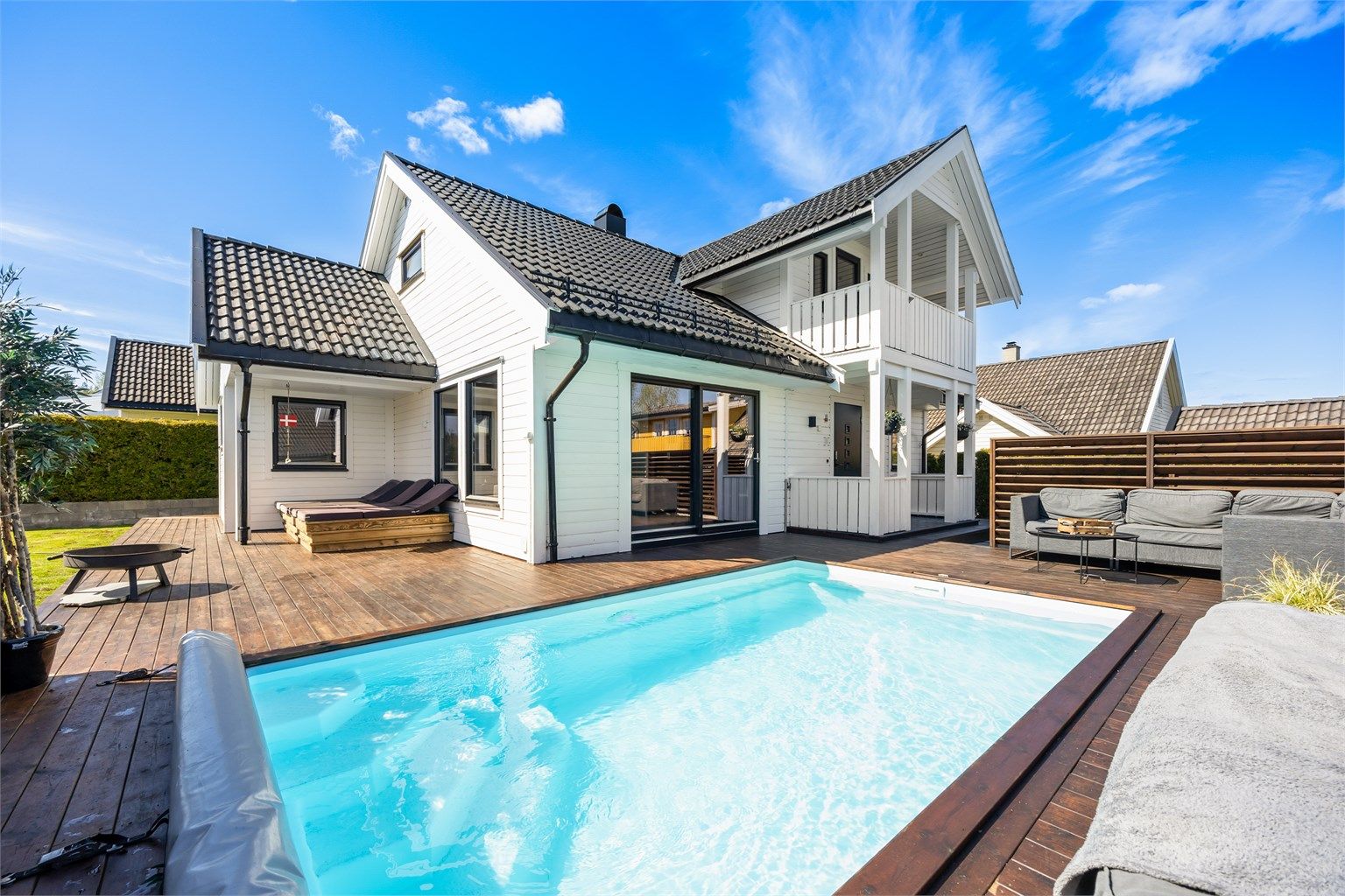 Dette er en enebolig over 2 plan med oppvarmet basseng og fantastisk uteplass