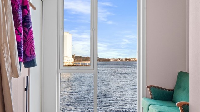 Sjøutsikt fra første steg man tar inn i leiligheten.