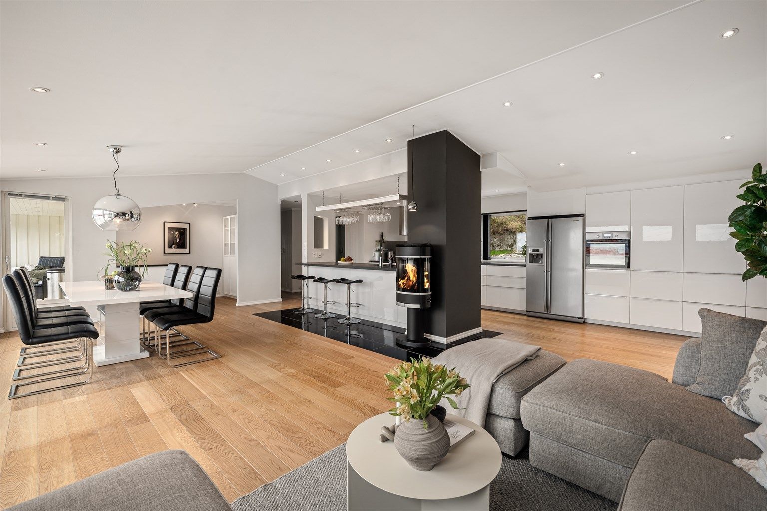 Velkommen inn i hovedetasjen som virkelig imponerer fra første øyeblikk