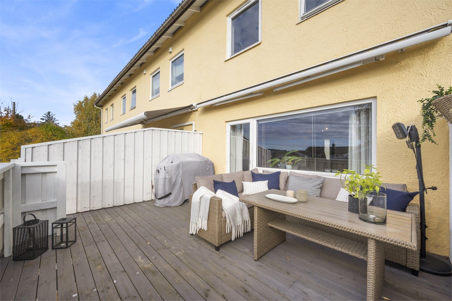 Sydvestvendt terrasse på 17 kvm.
Markise og trapp ned til bakkeplan/plen. 