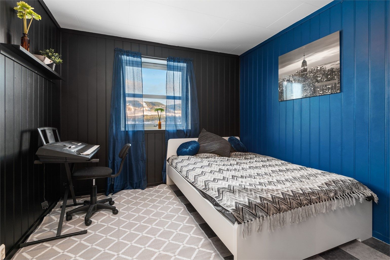 Ett av fem soverom i 2. etasje. 