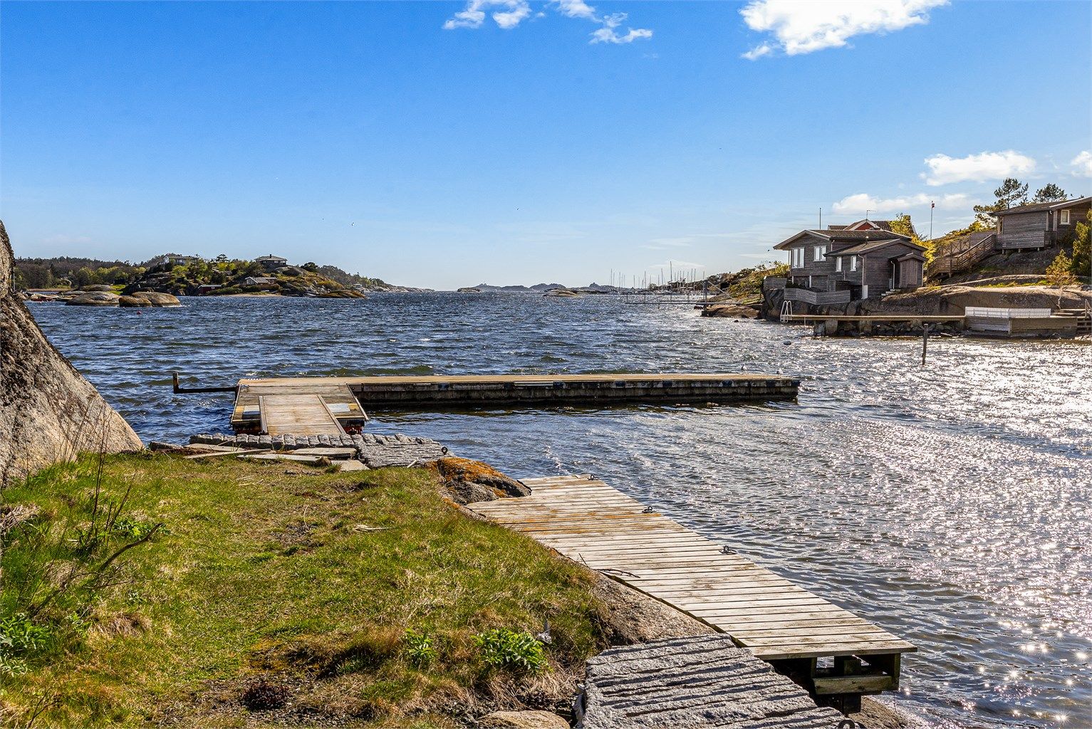 Det er kun få minutters gange til båtplass og fine bademuligheter i nærområdet.