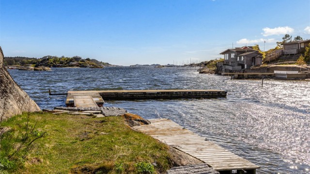Det er kun få minutters gange til båtplass og fine bademuligheter i nærområdet.